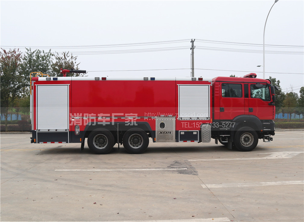 国六重汽汕德卡15吨水罐消防车