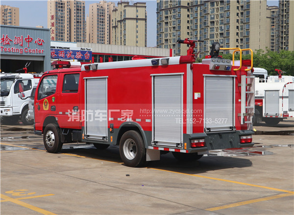 国六东风3吨水罐消防车